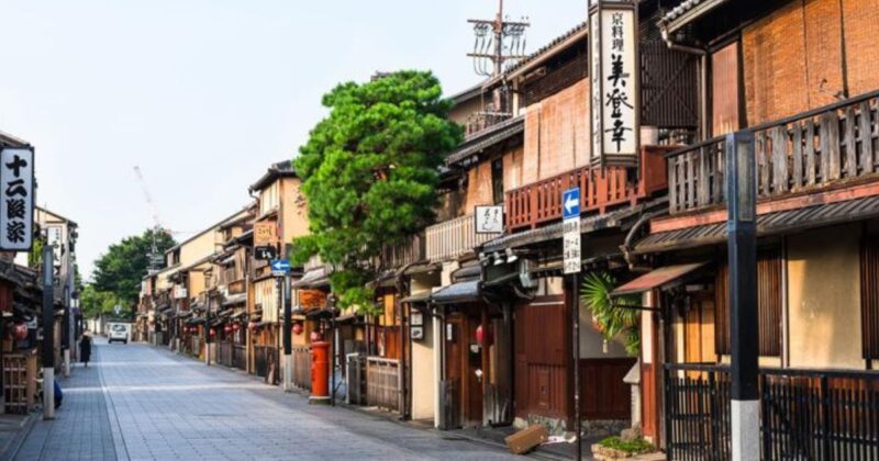 四条花見小路通、すぐ周辺に忠臣蔵大石家老が通ったと言われている一力亭があります。