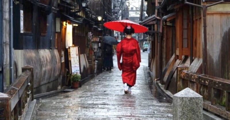京都白川が流れる祇園新橋、橋を渡り右側に松竹映画武士の家計簿のプロデューサー元持さんの生家です。